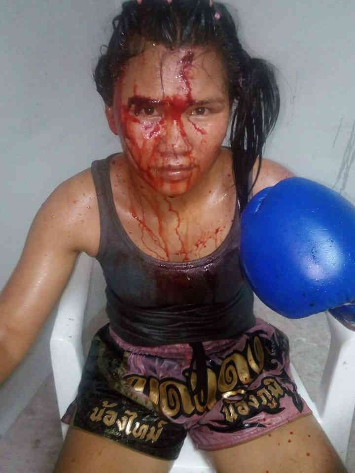 Modt Daeng - Bloody Female Face Photo - seated-004