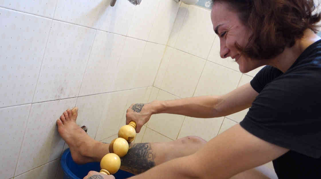 shin-treatment-muay-thai-damage-4-using-a-roller