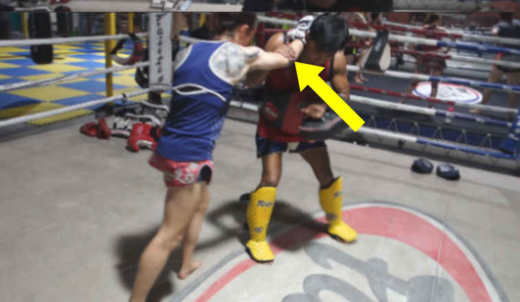 Bent elbow on the knee - control